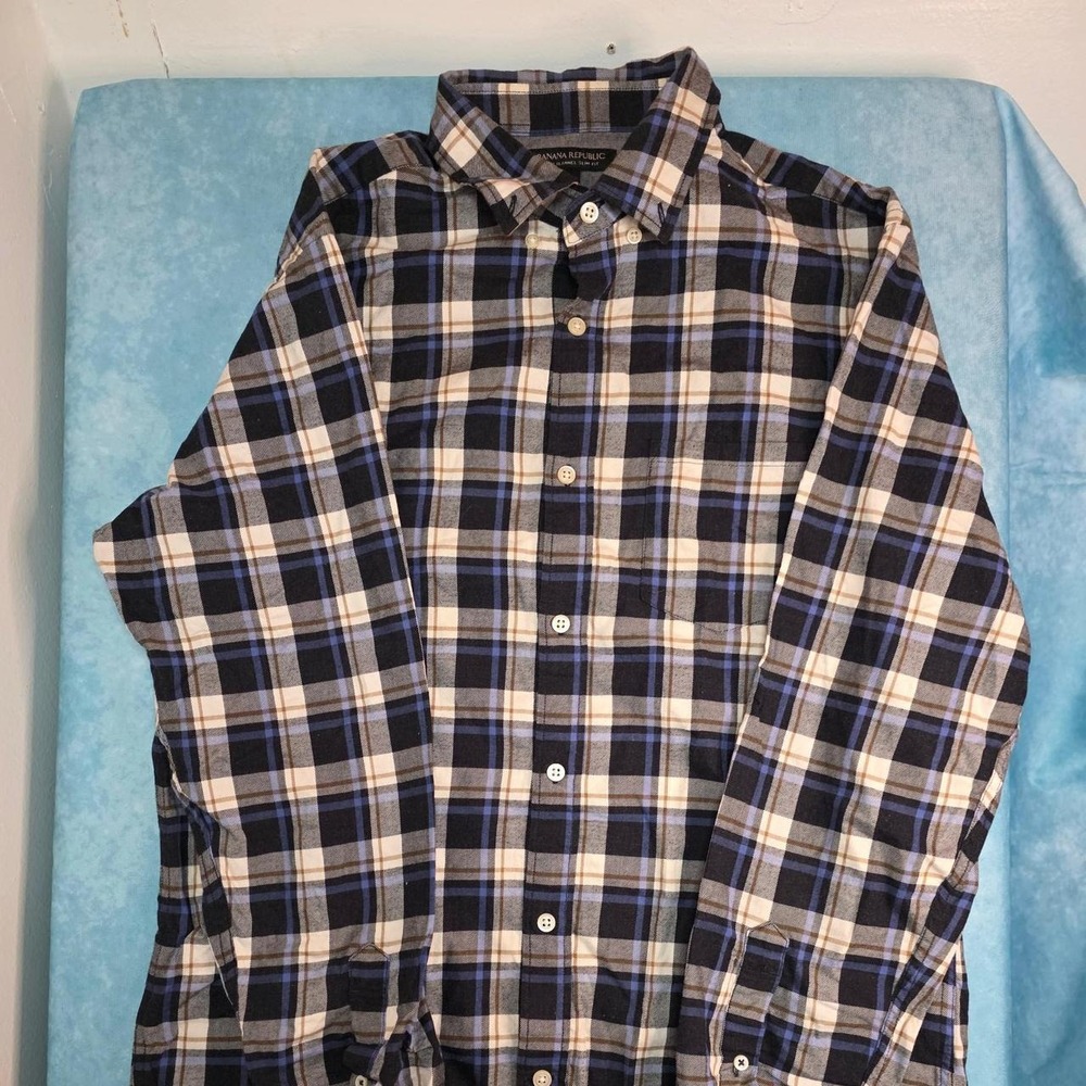 Banana Republic blue, black, and beige plaid flannel shirt in size M